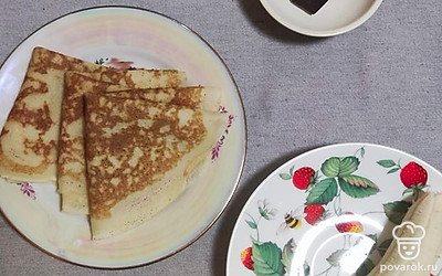 Печем блины по любимому рецепту. Подготавливаем продукты. Банан нарезаем кружочками, измельяаем шоколад. Разогреваем духовку до 180 градусов на режиме «верх-низ».