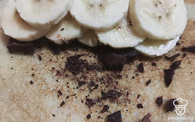 На блин выкладываем молотый шоколад, сверху кружки банана.