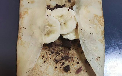 Заворачиваем блинчик и отправляем в духовку на 5-7 минут, чтобы успел растаять шоколад. 