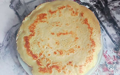 Выкладываем блины стопочкой на тарелку. 