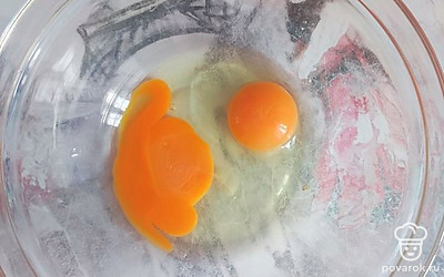 Разбиваем в миску яйца. 