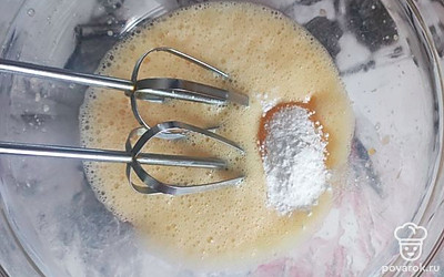 Добавляем сахар, соль и разрыхлитель. Тщательно перемешиваем. 