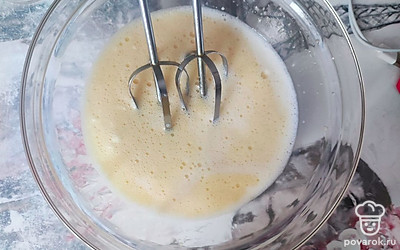 Вливаем предварительно подогретое молоко, и перемешиваем. 