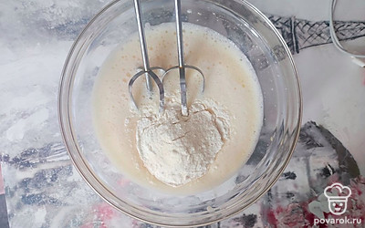 Постепенно добавляем муку, и взбиваем миксером. 