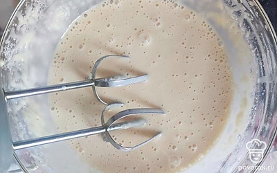 Консистенции должна получится как у жидкой сметаны. Оставляем настояться минут 10.