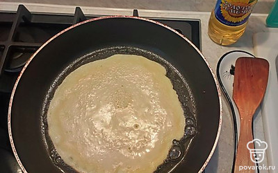 Разогреваем сковороду, смазываем растительным маслом. Наливаем тесто. 