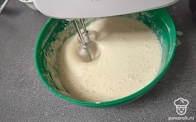 Налейте в миску молоко, яйца, соль, сахар и перемешайте. Далее добавьте муку и перемешайте венчиком или миксером. Затем добавьте крутой кипяток. Если хотите блины потоньше, можно добавить больше 1 стакана.