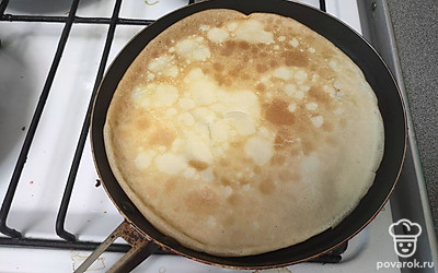 В конце добавьте в миску масло. Жарьте на сковороде без масла до румяности.