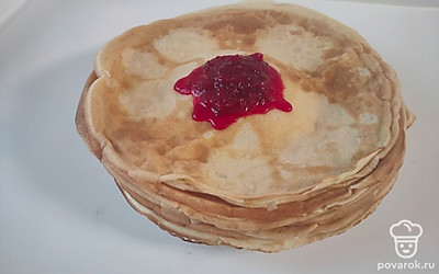 Блины сочетаются с вареньем, сгущенкой и сливочным маслом.