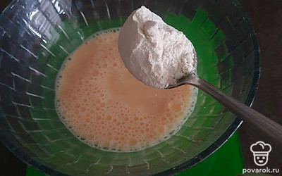 Добавляем муку и взбиваем.