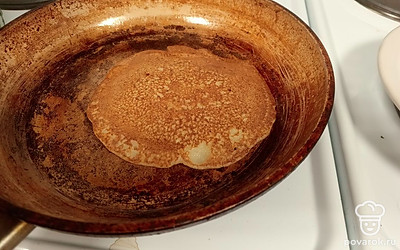 Раскалить сковородку на сильном огне. Я беру чугунную. Первый раз смазать сковородку небольшим количеством растительного масла и налить смесь половником. Выпекать 2-3 минуты, пока не появятся пузырьки. Перевернуть блин, обжарить с другой стороны 1 минуту. Готовые блины смазать сливочным маслом или топленым. Приятного аппетита!