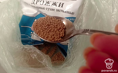 Манку насыпать в кастрюлю, развести с водой до кашицы. Приготовленные заранее дрожжи положить в кашицу. Оставить до утра (или на 2-3 часа), чтобы получилась опара.