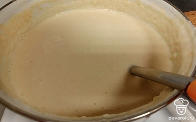 Добавить в кашицу 2 яйца, вскипятить молоко, добавить соль. Залить манку крутым молоком, помешивая. Дать постоять 1 час, пока она не начнет бродить. Появятся пузырьки. Должна получиться тягучая смесь. Нельзя допустить, чтобы яйца свернулись, поэтому надо вливать молоко и помешивать манку.