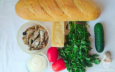 Нарежьте батон на тонкие ломтики и обжарьте ломтики на сухой сковороде по 2 минуты с каждой стороны. Остудите гренки. Остывшие гренки, натрите их чесноком. Натрите сыр на мелкой терке. Помойте овощи под холодной водой и нарежьте их на небольшие кусочки.