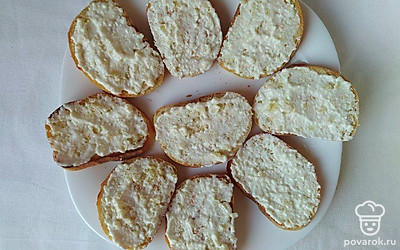 В одной емкости смешайте мелко натертый сыр и майонез. Смажьте приготовленным соусом каждую гренку. При желании можно добавить соль или перец в данный соус.