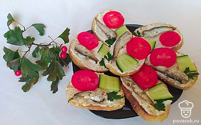 Каждую гренку можно украсить листочками петрушки или веточками укропа. Дополнительно к ломтику красного помидора можно добавить ломтик желтой. Для придания оригинальности можно из огурца вырезать какую-нибудь геометрическую форму.