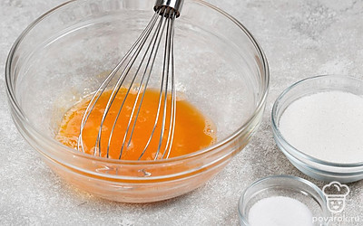 Разбейте яйца в миску и смешайте их с солью и сахаром.