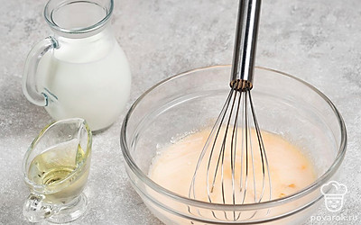 Влейте молоко и столовую ложку подсолнечного масла. Перемешайте массу до однородности. 