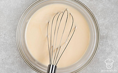 Всыпьте в ту же миску муку и разрыхлитель. Замесите тесто венчиком.