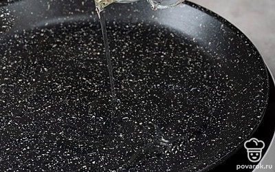 Смажьте сковороду тонким слоем оставшегося масла. Разогрейте ее. 