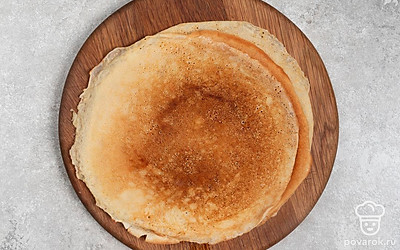 Когда края теста начнут подсыхать, аккуратно переверните блин. Подрумяньте его еще в течение минуты. Таким же образом обжарьте все блины.