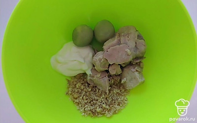 В отдельной емкости смешайте печень трески, майонез, орехи и разомните слегка все вилкой. У яиц отделите белки от желтков и добавьте в начинку только желтки. Белки в рецепте не понадобятся.