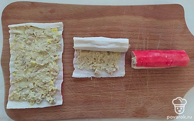 Заверните все в маленькие рулетики и выложите сразу на тарелку. Украсьте закуску майонезом и накалите на каждый рулетик зубочистку. Готовую закуску подайте на стол.