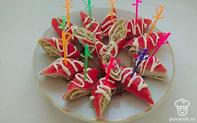 Чтобы удивить гостей интересной подачей, используйте подушку из листа салата или зелени. Для этого промойте зелень тщательно и на тарелку для подачи выложите произвольно лист салата. По краям выложите кусочки помидоров черри. Украсьте тарелку небольшими грецкими орехами.