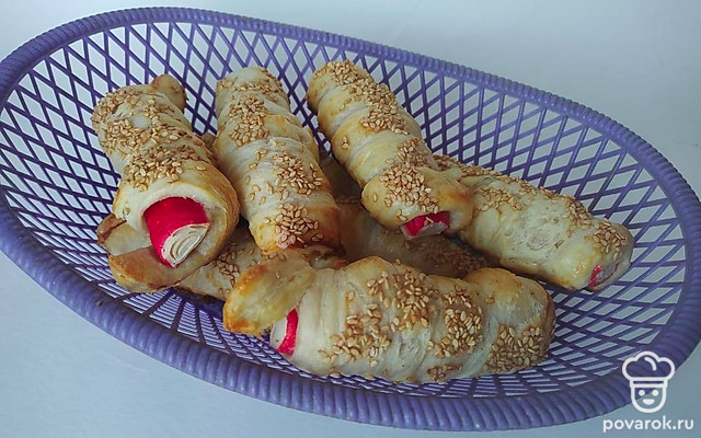 Простые крабовые палочки в слоеном тесте — Рецепт с фото