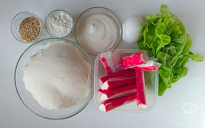 Разморозьте слоеное тесто. Очистите все крабовые палочки от обертки. Подготовьте противень. Разогрейте духовку до 180 ℃.