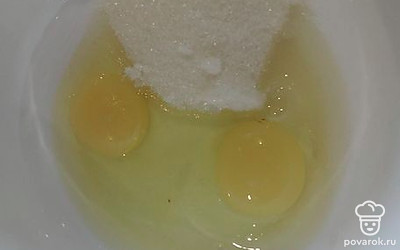 В миске соедините яйца, сахар, соль. Перемешайте. 