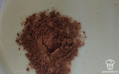 Добавьте молоко, какао. Размешайте. 