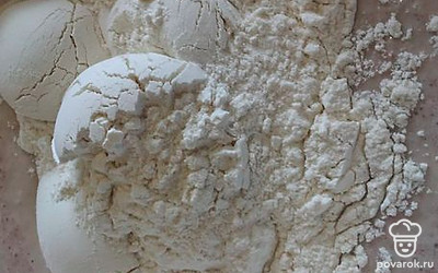 Введите соду, муку, перемешайте. 