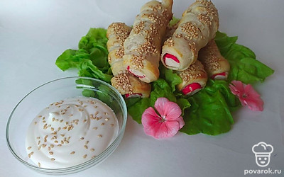 Перед подачей украсьте блюдо свежими листьями салата. Подавайте вместе с майонезом. Также украсьте дополнительно нарезанными овощами или сделайте овощной салат к блюду.