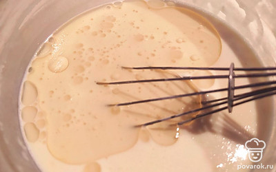 Смешайте яйца с сахаром и солью. В полученную массу постепенно добавьте молоко и муку. Тщательно все перемешайте. Дайте постоять 15-20 минут, добавьте в тесто растительное масло. 