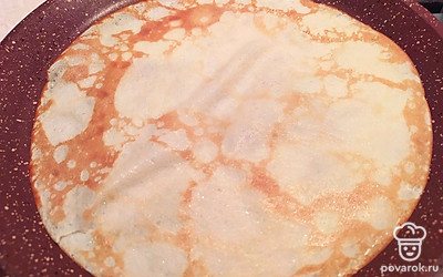 Испеките блины. Растительное масло добавляйте только перед выпечкой первого блинчика. 