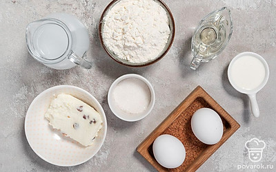 Просейте муку через мелкое сито. Вымойте яйца. Подогрейте сыворотку, чтобы она стала теплой. Подготовьте сковороду.