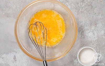 Разбейте в миску яйца. Добавьте к ним сахар. Взбейте ингредиенты до однородности.