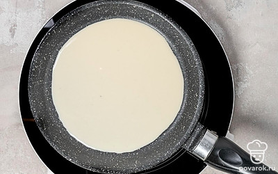 Разогрейте сковороду с маслом. Обжарьте на ней блины с обеих сторон в течение 1-2 минут.