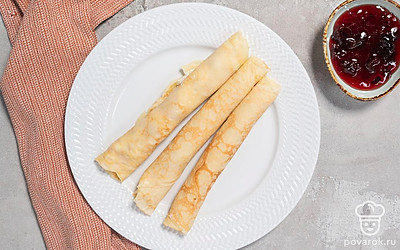 Подайте блины на стол с любым вареньем по своему вкусу.