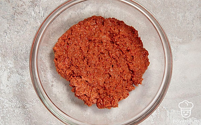 Пропустите печень через мясорубку два или три раза, чтобы получить однородную жидкую массу.