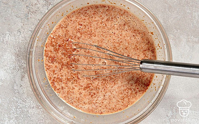 Влейте в эту массу молоко. Снова перемешайте.