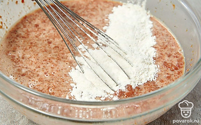 Добавьте муку. Тщательно все смешайте, пока не добьетесь однородной консистенции теста. Оставьте на 10-15 минут, чтобы тесто настоялось.
