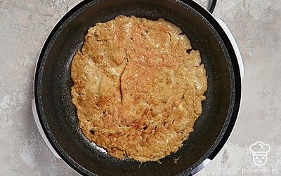 Разогрейте в сковороде растительное масло. Влейте немного теста на сковороду. Жарьте блинчики по 3-5 минут с каждой стороны.