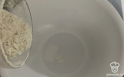 Просейте муку в миску.