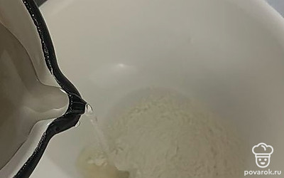 Добавьте к муке охлажденную кипяченую воду.