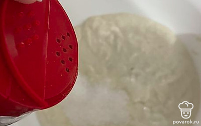 Добавьте соль к тесту.