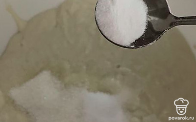 Далее добавьте соду.