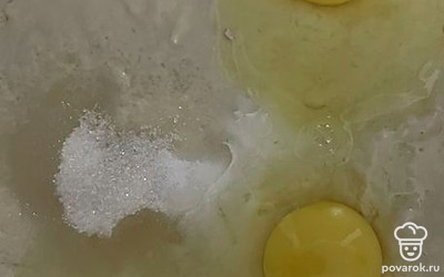 Разейте 2 яйца, добавьте к тесту.