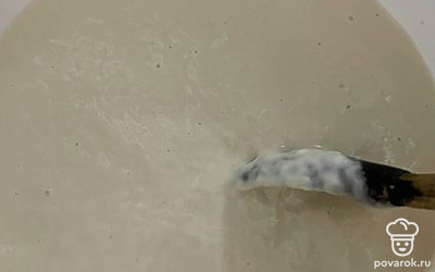 Тесто должно быть в меру жидким, и не слишком густым, если тесто покажется густым, просто добавьте воды.
